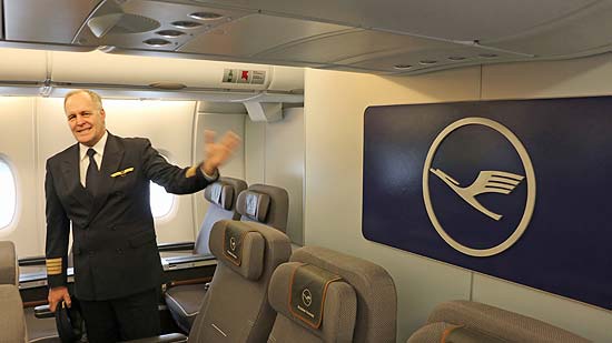 Das könnte vielleicht das neue Blau der Lufthansa werden, darauf wies Flugkapitän Ingo Meyerdierks die Presse hin. In der Maschine wurden die Logos jedenfalls am Vortag ausgewechselt mti dem neuen "blaueren" Blauton und dem weißen Kranich (©Foto:  MartinSchmitz)